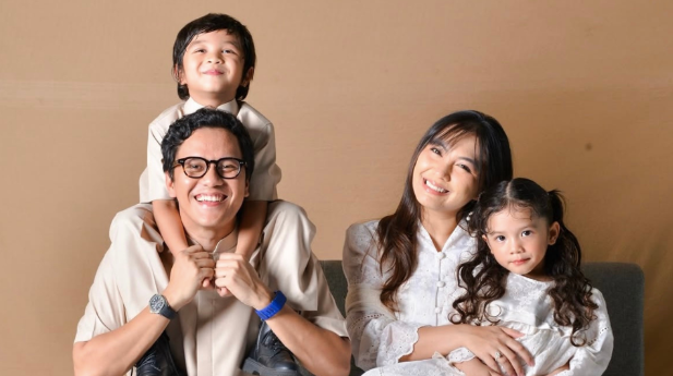 Mom Tiara dan keluarga