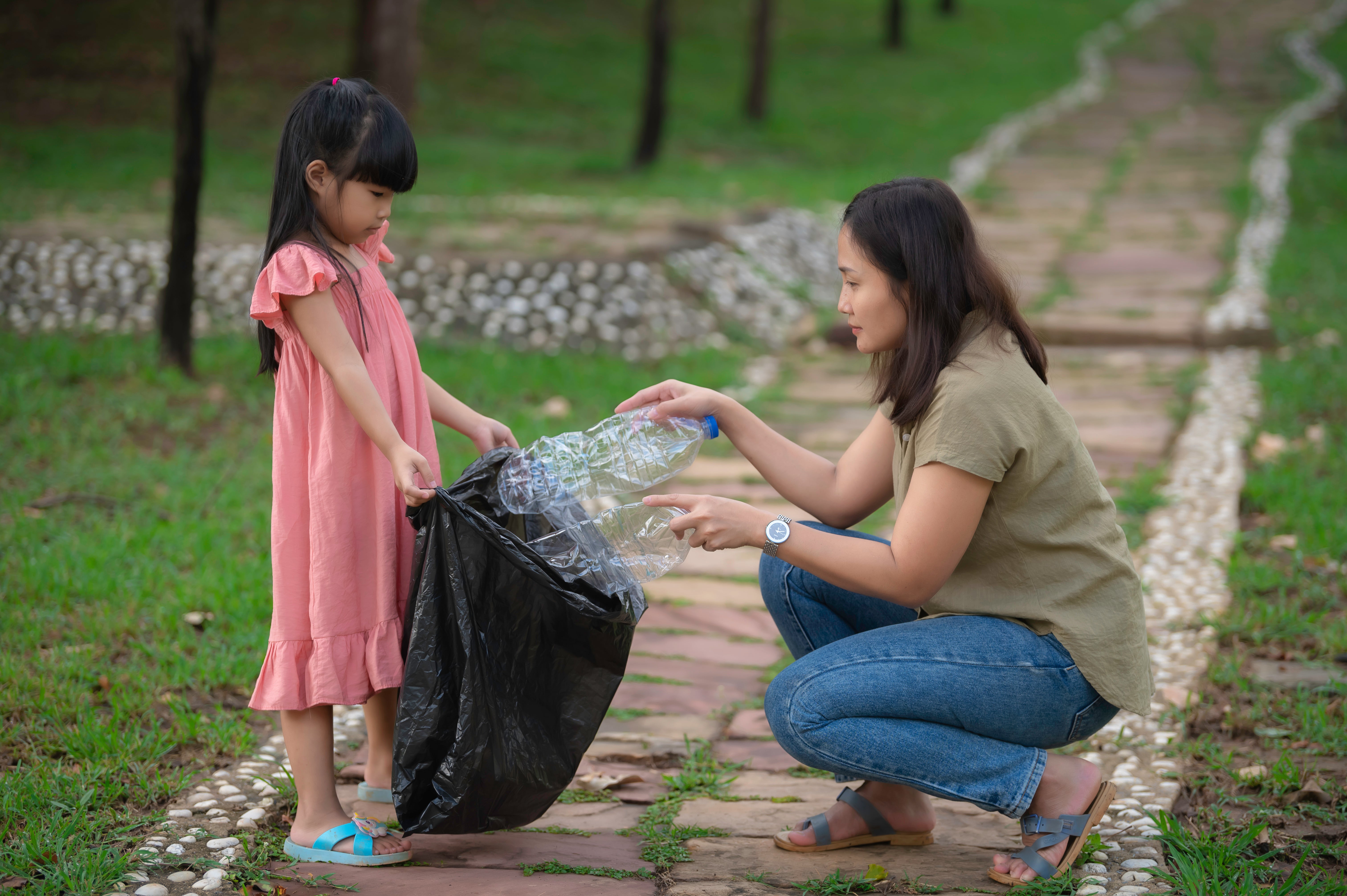 Moms dan Dads, dalam menjaga kesehatan keluarga, peran penting dalam mengikuti jadwal vaksinasi menjadi suatu kewajiban yang tidak bisa diabaikan. Salah satu aspek yang harus diperhatikan adalah vaksinasi demam berdarah, yang memiliki peran krusial dalam melindungi anak-anak dari penyakit yang dapat berpotensi fatal.