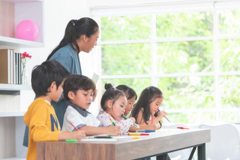sian-teacher-is-teaching-children-kindergarten-classroom